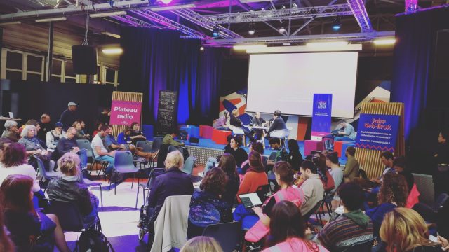 RETOUR SUR / « FAIRE TIERS-LIEUX - 17-19 octobre 2022
Il y a une petite semaine, j’ai eu la chance de me retrouver aux 1ères rencontres nationales des tiers-lieux. Bien que je sois revenu positif au covid, je garde de ces trois jours un très bon souvenir et ce, à plusieurs égards.
D’abord, j’ai mis un visage sur beaucoup de noms. Que ce soit des personnes que je suivais sur les réseaux sociaux (coucou @au_tour_des_communs et @tasdebeauxlieux ) ou d’autres avec lesquels j’ai pu échanger, entendre leurs voix ou voir leurs sourires a beaucoup compté. Beaucoup de nouvelles rencontres aussi, dont de très belles histoires de collectifs. J’ai notamment hâte de découvrir @carteblanche36 , @le_shakirail , @le100esinge et d’autres. « Des récits joyeux qui réenchantent et transforment le pouvoir d’agir » entendait-on dès la première plénière. Je ne dirai pas mieux !
Ces rencontres m’ont également permis de faire mon Pestacle. L’occasion, une nouvelle fois, de livrer mes ressentis, de partager mon analyse et d’écouter les résonances. « Mec, t’es une p… de star » m’a lancé Tim de @la_grebinelle , une initiative itinérante pleine d’envies. J’ai bien ri, merci pour ce moment ! Cette fois, je venais aussi et surtout en tant qu’administrateur du réseau des @tierslieux_bfc . Un super moment de partage avec toute l’équipe mais aussi un nouveau rôle et une nouvelle légitimité à assumer. Je pressens qu’il faudra que je trouve mon équilibre entre mes envies (artistiques) et mon penchant vers l’animation de réseau.
Réseau qui, bien que très hétéroclite, ne dissimule pas, à certains endroits, son appétence pour l’institutionnel. J’ai à nouveau encore récolté de très belles expressions pour mon spectacle (mention spéciale pour « métrospoliation » ou « just fucking do it power »). Et le tiers-lieu éphémère de mettre en lumière les nombreuses divergences de vues entre les acteurs présents à @bliiida . Fait rassurant, les « petits » se reconnaissent encore dans le mouvement. Et ceux qui font tiers-lieu sans le savoir ? Donnons-leur envie mais surtout, allons vers eux !
Un grand bravo à toute les équipes de #francetierslieux , #tierslieuxgrandest et @bliiida pour une orga au top !