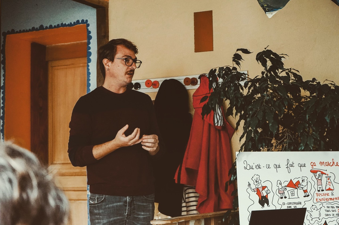 ❓ Faire tiers-lieu en Bourgogne-Franche-Comté.
📰 Deux informations principales dans ce titre : faire tiers-lieu relève d’une pratique sociale, d’un processus et le réseau des @tierslieux_bfc se veut garant de ce principe en participant à la construction d’une culture commune.
🎫 Après une première expérimentation à @lacoursivedijon 
en juin dernier, je suis très heureux d’avoir à nouveau contribué à l’organisation d’une nouvelle journée de sensibilisation. Comme en juin, l’événement, organisé le 7 novembre dernier à @lartdetretousensemble, affichait complet, témoignage d’un intérêt grandissant pour ces dynamiques.
👩🏫 Et parce qu’il n’existe pas de territoires génériques, le contenu de ces journées s’adapte aux besoins, aux spécificités et aux envies aussi. Cette fois-ci, un atelier dédié aux porteurs de projets a rassemblé un peu moins de 20 personnes durant toute une après-midi.
📆 Lors de la prochaine journée – cette fois dans l’Yonne –, ce sont les habitants qui sont invités. A partager sur ces initiatives qui poussent un peu partout et qui peuvent faire l’effet d’une mode. A manger et à danser aussi. Parce que – spoiler – sans convivialité il n’y pas de tiers-lieu.
Merci à l'équipe de Tiers-Lieux BFC pour leur confiance 😊
Liens vers la journée dans la bio !
Photo © Amélie Chapet
#tierslieux #tierslieu #conference #temoignage #culture #besançon