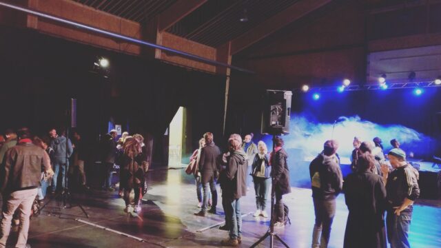 🏺 Lieux intermédiaires et indépendants, tiers-lieux : même pot mais pas la même confiture ? Retour sur le 4ème Forum des Lieux Intermédiaires et Indépendants (lien vers l'article dans la bio).
📆 Il y a trois semaines, j’ai eu la chance de participer au 4ème Forum des Lieux Intermédiaires et Indépendants (LIIs). L’événement était organisé à @le37emeparallele, à Tours. Pendant 3 jours, environ 150 personnes ont partagé sur la place de l’art et de la culture dans le « moment tiers-lieux ».
🎭 Les LIIs accompagnent les pratiques artistiques dans une démarche de coopération et d’utilité sociale. Ils sont en quelque sorte les cousins des tiers-lieux et ont même contribué à en inspirer le mouvement. Seulement, beaucoup regrettent que leurs singularités soient noyées dans le bouillon des tiers-lieux.
👀 Au-delà de la sémantique, ces craintes interrogent les fondements même qui régissent ces collectifs. Car si une majorité de tiers-lieux partagent les principes des LIIs, on ne peut pas masquer qu’il existe une frange qui se définit davantage au regard de l’offre qu’au regard de la pratique. Et le sujet est d’importance au moment où émergent de plus en plus de « tiers-lieux culturels ». 
🤝 Quoiqu’il en soit, alors que le @culture_gouv prend peu à peu conscience du phénomène que représente le tiers-secteur, à l’heure où le réseau des @tierslieux_bfc souhaite proposer un espace d’échange sur cette thématique, le bon sens nous conduirait à avancer ensemble !
Merci aux organisateurs.trices pour ces trois jours 😊
Liens vers la journée dans la bio !
#tierslieux #tierslieu #culture #art #tierslieuculturel #lieuxintermediaires #tours